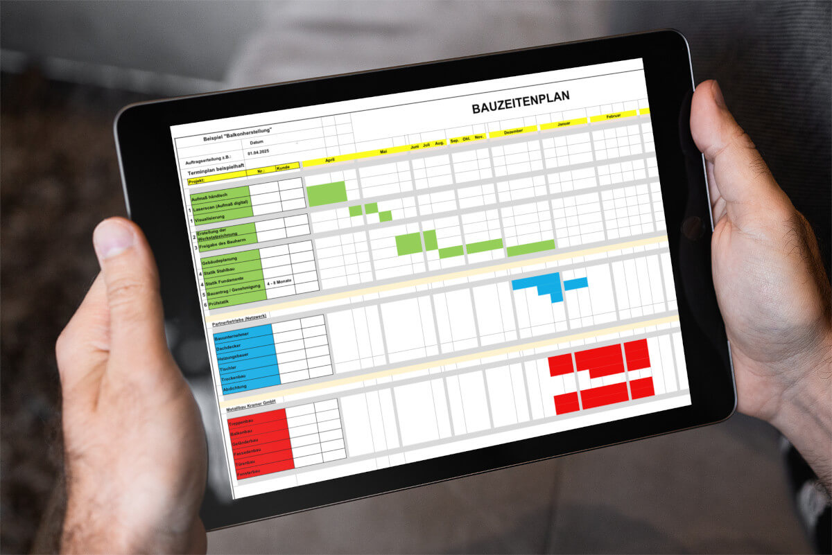 Ein Tablet das von zwei Händen gehalten wird. Auf dem Bildschirm ist ein Bauzeitenplan mit verschiedenen Aufgaben und Zeiteinplanungen zu sehen.