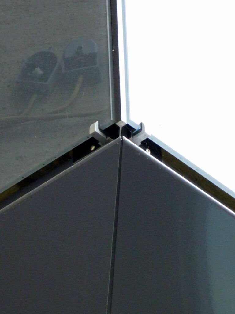 Closeup der Aufhängungen von der Fassadenwand des RWW Mülheims