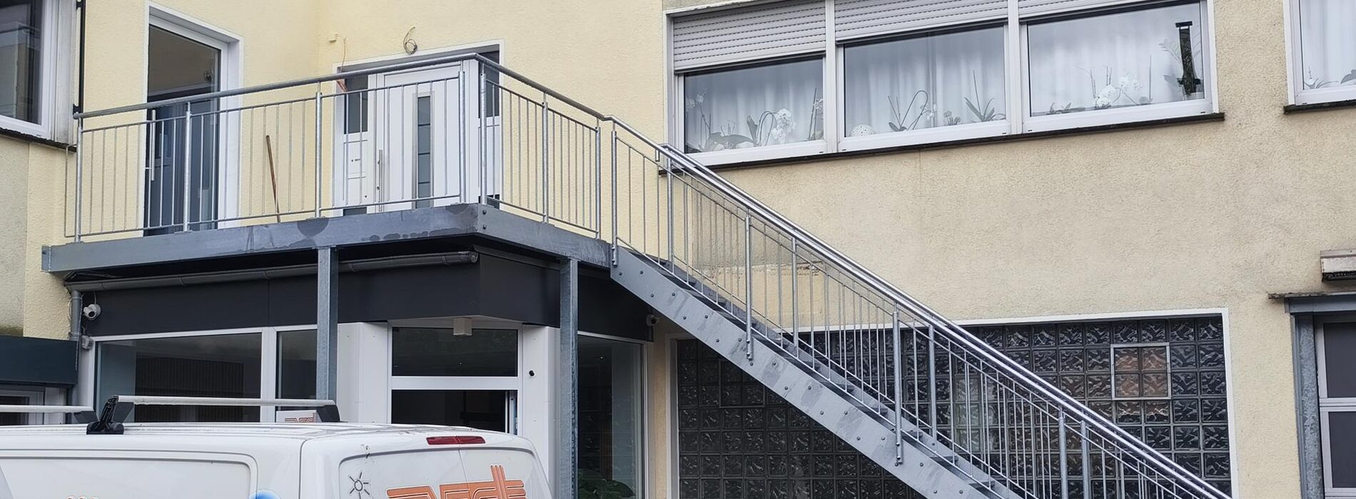 Bürogebäude Oberhausen: Erst die Innentreppe, dann die Außentreppe